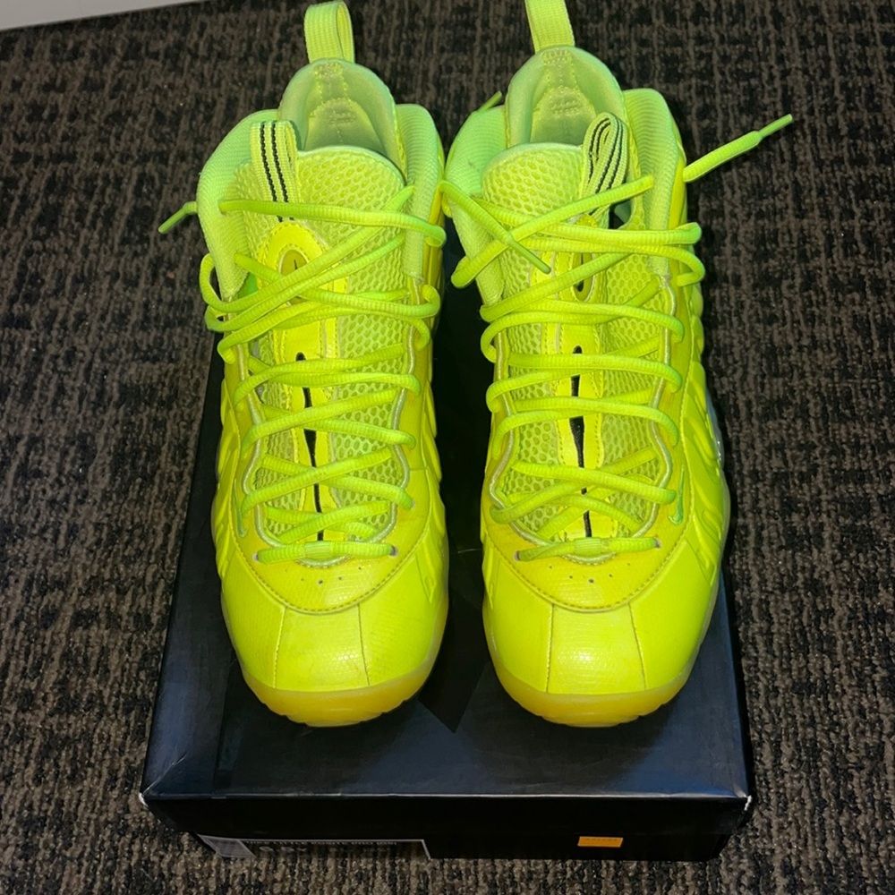 Nike volt foamposite youth size 6.5 worn once